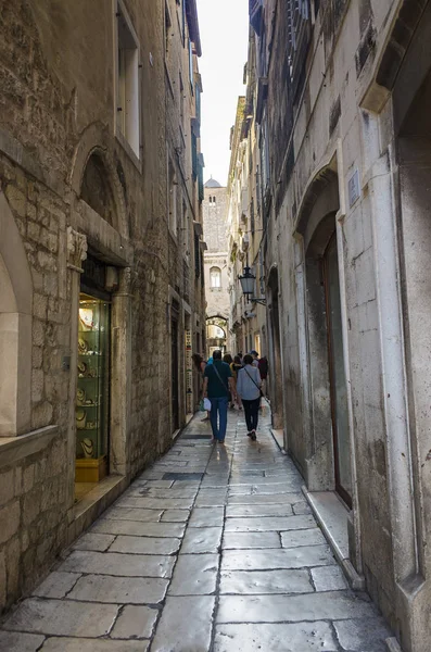 Split, Hırvatistan, 21 Mayıs 2018, güzel güneşli bir günde eski şehir, Nice açık havada popüler turistik şehir. Street insanlar yürüme.