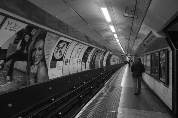 Metro Tunnel Med Passagerare Som Väntar Tåget — Stockfoto