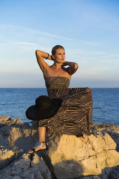 Hırvatistan Avrupa'nın Adriyatik Denizi, açık poz güzel sarışın beyaz bir kadın