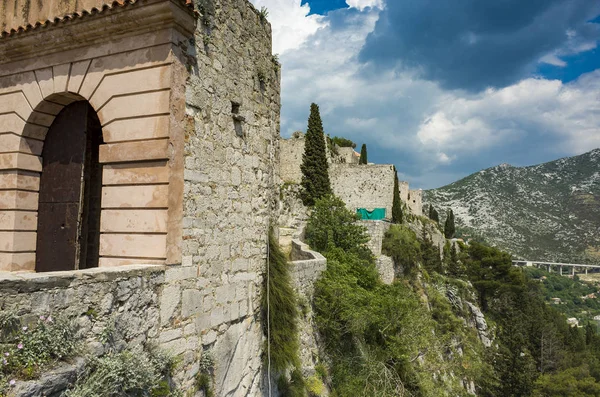 Klis Kalesi Dalmaçya Hırvatistan Split şehir dışında. Güzel eski kalıntıları ve yüksek dağ üst Adriyatik Denizi üzerinde bina. Taş yapılar güzel mimarisi. Antik Royal Castle