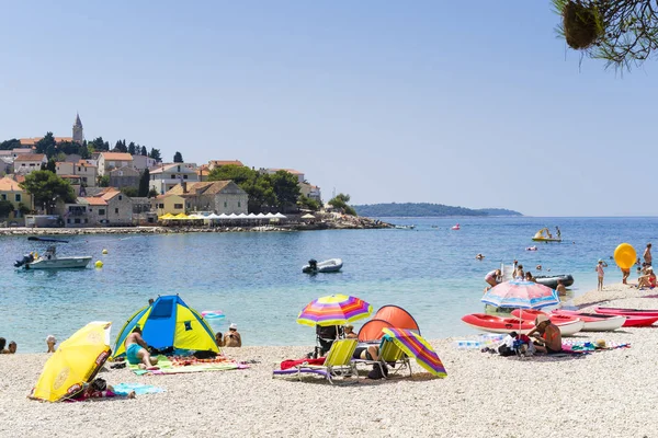 Primosten, Hırvatistan, 5 Ağustos 2017, insanlar güzel plaj, güzel sıcak yaz günü mavi gökyüzü ve okyanus üzerinde.