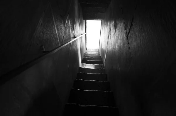 Foto Blanco Negro Escaleras Hasta Puerta Abierta —  Fotos de Stock