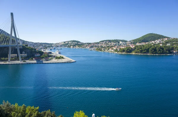 Primosten Hırvatistan Avrupa. Dalmaçya kıyılarında Adriyatik Denizi güzel küçük eski şehir. Renkli mavi gökyüzü ve denizin güzel güneşli yaz gün. Sakin, huzurlu, neşeli ve mutlu açık havada resim.
