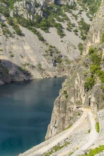 Mavi göl Imotski Hırvatistan, çok büyük ve derin Düden Dalmaçya dağlarda güzel doğa ve manzara fotoğrafı.