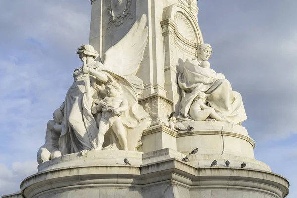 Victoria Anıtı, Londra İngiltere, 16 Ekim 2017. Buckingham Sarayı, güzel sanat heykel dışında güzel altın heykel