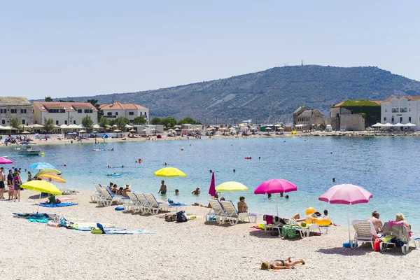 Primosten, Hırvatistan, 5 Ağustos 2017, insanlar güzel plaj, güzel sıcak yaz günü mavi gökyüzü ve okyanus üzerinde.