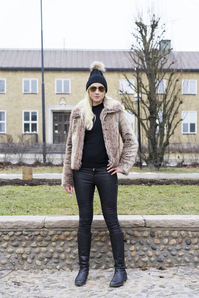 Açık havada giyen kürk ceket poz güzel sarışın genç kadın 