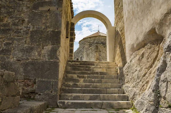 Klis Kalesi Dalmaçya Hırvatistan Split şehir dışında. Güzel eski kalıntıları ve yüksek dağ üst Adriyatik Denizi üzerinde bina. Taş yapılar güzel mimarisi. Antik Royal Castle