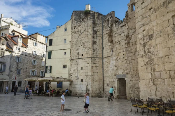 Split, Hırvatistan, 21 Mayıs 2018, güzel güneşli bir günde eski şehir, Nice açık havada popüler turistik şehir. Street insanlar yürüme.