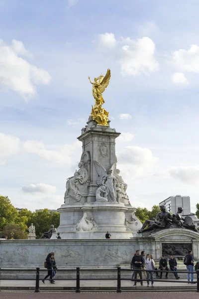 Primer Plano Estatua Sobre Fondo Azul Del Cielo — Foto de Stock