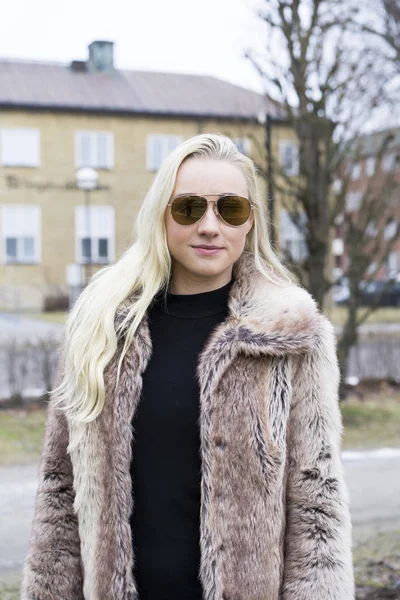 Açık havada giyen kürk ceket poz güzel sarışın genç kadın 