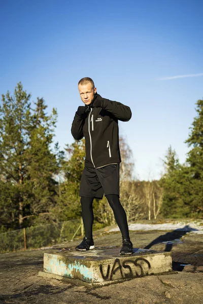 Erkek beyaz orta yaş boksör dışında doğada eğitim