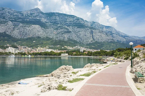 Makarska, Hırvatistan, 28 Mayıs 2018, güzel güneşli bir günde eski şehir, Nice açık havada Dalmaçya popüler turistik kentin. 
