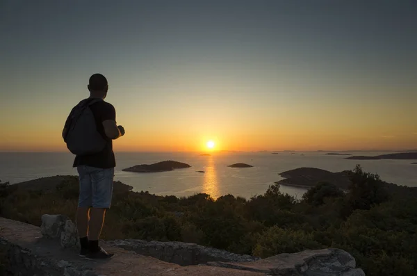 Man Die Bij Zonsondergang Het Strand Staat — Stockfoto