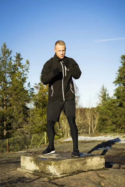 Erkek beyaz orta yaş boksör dışında doğada eğitim