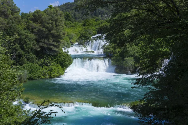 Milli Park Krka Hırvatistan Avrupa. Güzel güneşli yaz günü. Güzel açık havada doğa ve manzara fotoğrafı. Göller, nehirler ve şelaleler