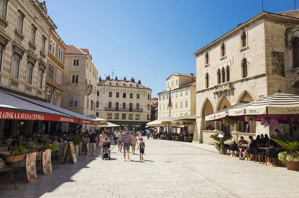 Split, Hırvatistan, 21 Mayıs 2018, güzel güneşli bir günde eski şehir, Nice açık havada popüler turistik şehir. Street insanlar yürüme.