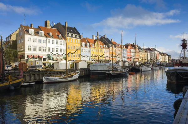 Kopenhag Danimarka, 9 Kasım 2016, Nice renkli limanda, güzel sonbahar günü şehirde evler