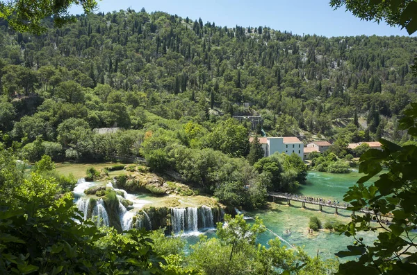 Sibenik, Hırvatistan, 2018-06-02, Milli Park Krka, güzel göl güneşli gün. Güzel doğa ve manzara, popüler turistik