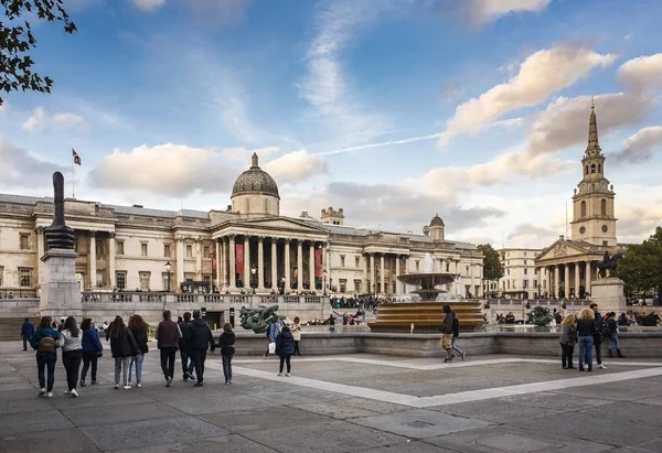 Londra Büyük Britanya, 12 Ekim 2017, The National Gallery ve Meydanı, açık havada yürüyen insanlarla güzel bir akşam