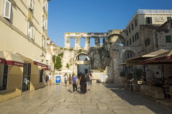 Makarska, Hırvatistan, 28 Mayıs 2018, güzel güneşli bir günde eski şehir, Nice açık havada Dalmaçya popüler turistik kentin.
