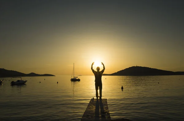 人类站在克罗地亚的亚得里亚海附近日落 — 图库照片