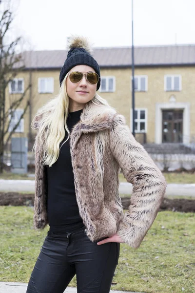 Açık havada giyen kürk ceket poz güzel sarışın genç kadın 