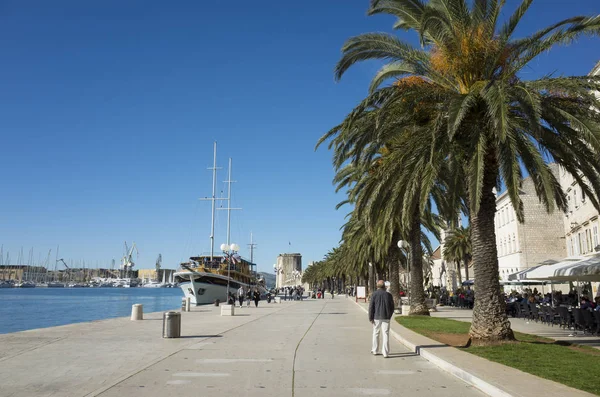 Makarska, Hırvatistan, 28 Mayıs 2018, güzel güneşli bir günde eski şehir, Nice açık havada Dalmaçya popüler turistik kentin.