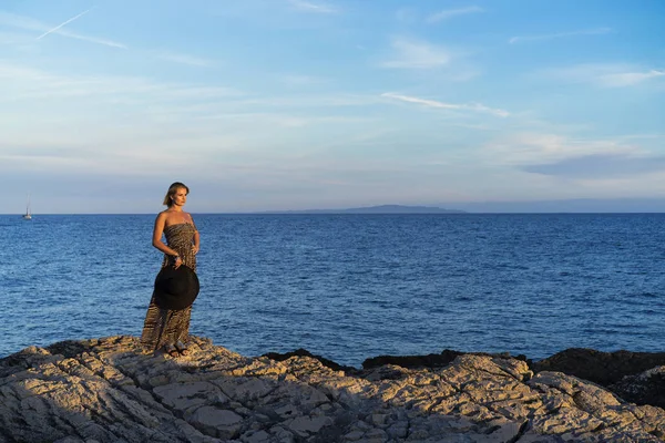 Hermosa Mujer Rubia Caucásica Posando Aire Libre Mar Adriático Croacia — Foto de Stock