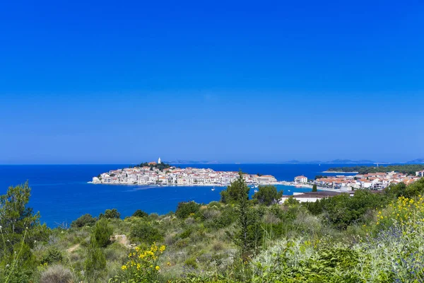 Primosten Hırvatistan Avrupa. Dalmaçya kıyılarında Adriyatik Denizi güzel küçük eski şehir. Renkli mavi gökyüzü ve denizin güzel güneşli yaz gün. Sakin, huzurlu, neşeli ve mutlu açık havada resim.