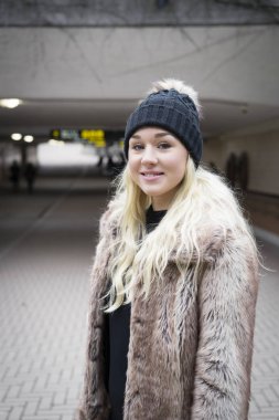 Açık havada giyen kürk ceket poz güzel sarışın genç kadın 