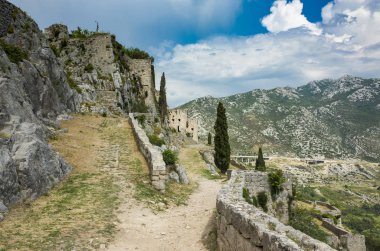 Klis Kalesi Dalmaçya Hırvatistan Split şehir dışında. Güzel eski kalıntıları ve yüksek dağ üst Adriyatik Denizi üzerinde bina. Taş yapılar güzel mimarisi. Antik Royal Castle