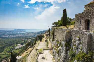 Klis Kalesi Dalmaçya Hırvatistan Split şehir dışında. Güzel eski kalıntıları ve yüksek dağ üst Adriyatik Denizi üzerinde bina. Taş yapılar güzel mimarisi. Antik Royal Castle