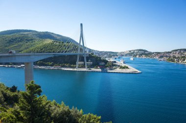 Primosten Hırvatistan Avrupa. Dalmaçya kıyılarında Adriyatik Denizi güzel küçük eski şehir. Renkli mavi gökyüzü ve denizin güzel güneşli yaz gün. Sakin, huzurlu, neşeli ve mutlu açık havada resim.