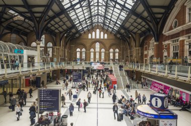 Londra Büyük Britanya, 14 Ekim 2017, Waterloo Central Station, güzel mimarisi ve birçok kişi seyahat