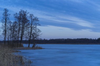 Bahar akşam İsveç İskandinavya Avrupa'nın renkli günbatımı güzel doğa ve manzara fotoğraf. Güzel açık havada resim Gölü ile