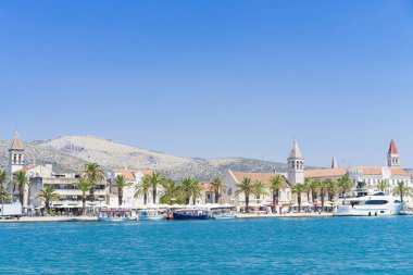 Split, Hırvatistan, 21 Mayıs 2018, güzel güneşli bir günde eski şehir, Nice açık havada popüler turistik şehir. Liman tekneler ve mavi gökyüzü ile.