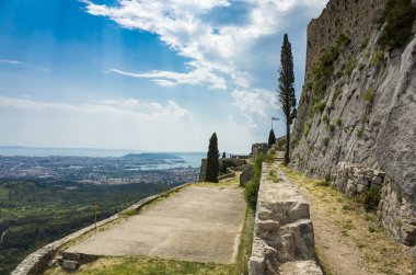 Klis Kalesi Dalmaçya Hırvatistan Split şehir dışında. Güzel eski kalıntıları ve yüksek dağ üst Adriyatik Denizi üzerinde bina. Taş yapılar güzel mimarisi. Antik Royal Castle