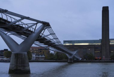 Londra Büyük Britanya, 11 Ekim 2017, şehrin güzel şafak, mavi renkli ve sakin sonbahar sabahı Thames Nehri ile