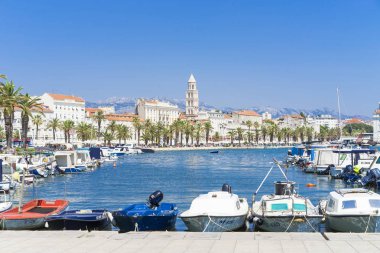 Split, Hırvatistan, 21 Mayıs 2018, güzel güneşli bir günde eski şehir, Nice açık havada popüler turistik şehir. Liman tekneler ve mavi gökyüzü ile.