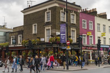 Camden Town Londra Büyük Britanya, 13 Ekim 2017, insanlar üzerinde şehrin görüntüden sokak, güzel açık havada