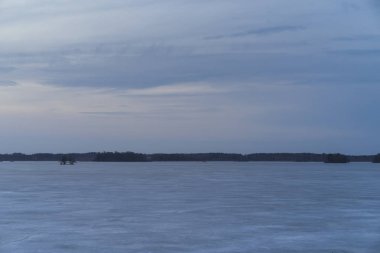 Bahar akşam İsveç İskandinavya Avrupa'nın renkli günbatımı güzel doğa ve manzara fotoğraf. Güzel açık havada resim Gölü ile