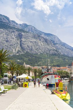 Makarska, Hırvatistan, 28 Mayıs 2018, güzel güneşli bir günde eski şehir, Nice açık havada Dalmaçya popüler turistik kentin.