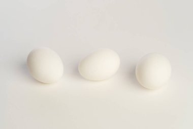 Beyaz arka plan üzerinde organik çiğ yumurta. İyi yemek ve zengin protein kaynağı. Çiğ veya pişmiş yemek büyük.