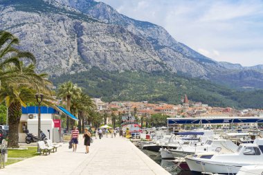 Makarska, Hırvatistan, 28 Mayıs 2018, güzel güneşli bir günde eski şehir, Nice açık havada Dalmaçya popüler turistik kentin.