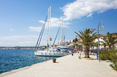 Rogoznica, Hırvatistan, 20 Mayıs 2018, güzel güneşli bir bahar günü, Adriyatik Denizi, Nice açık mavi gökyüzü, deniz ve deniz araçları ile popüler turistik kentin.