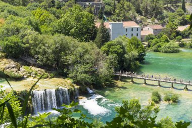 Sibenik, Hırvatistan, 2018-06-02, Milli Park Krka, güzel göl güneşli gün. Güzel doğa ve manzara, popüler turistik