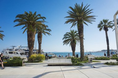 Split, Hırvatistan, 21 Mayıs 2018, güzel güneşli bir günde eski şehir, Nice açık havada popüler turistik şehir. Liman tekneler ve mavi gökyüzü ile.