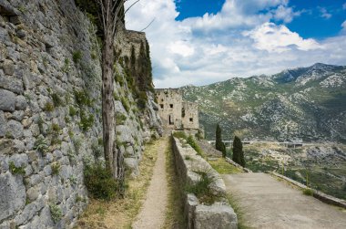 Klis Kalesi Dalmaçya Hırvatistan Split şehir dışında. Güzel eski kalıntıları ve yüksek dağ üst Adriyatik Denizi üzerinde bina. Taş yapılar güzel mimarisi. Antik Royal Castle