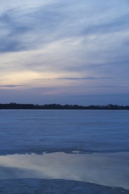 Bahar akşam İsveç İskandinavya Avrupa'nın renkli günbatımı güzel doğa ve manzara fotoğraf. Güzel açık havada resim Gölü ile